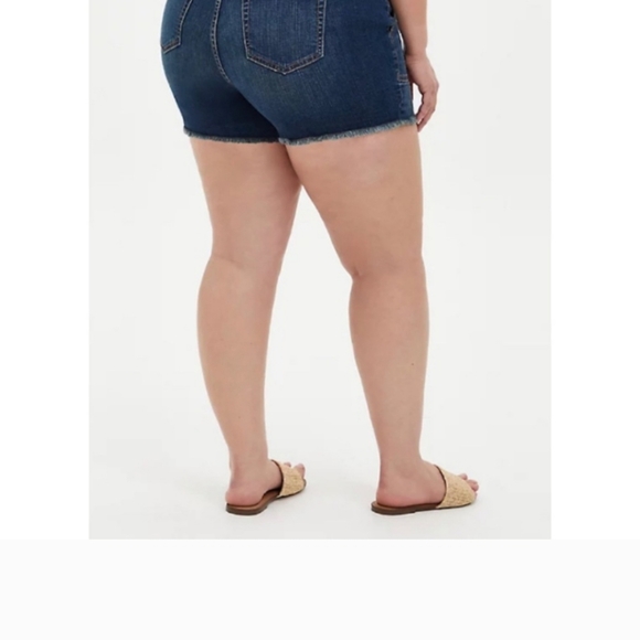 Torrid 3.5 Inch Vintage Stretch Mid-Rise Jean Short - Picture 3 of 7